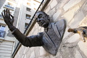 Montmartre : Le passe-muraille,  statue crée en 1989 par l’acteur Jean Marais 