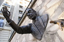Montmartre : Le passe-muraille, statue crée en 1989 par l’acteur Jean Marais (8364 visits) Montmartre : Le passe-muraille, statue crée en 1989 par l’acteur Jean Marais